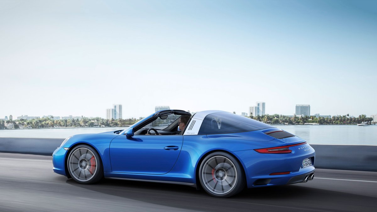 PorscheNewsroom's tweet image. New model year at #Porsche: New colours, more connectivity and 30 hp more power for the 911. More details: goo.gl/Xaa35g