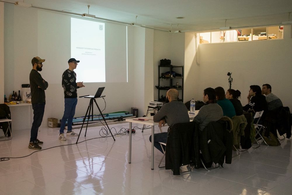 gfStudio_es's tweet photo. Algunos momentos del WorkShop sobre “Fotografía de producto” que impartimos hace unos días en @EspacioB612Vigo #Vigo #fotografia #Galicia https://t.co/0qjw0VFlof