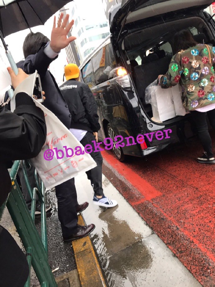 indyluhan's tweet photo. 170321 #LUHAN มีแฟนเจอลู่หานวันนี้ค่ะ หมวกเหลืองอีกแล้ววว🤗 llcr.bbaek92never https://t.co/qKQjHqbvFh