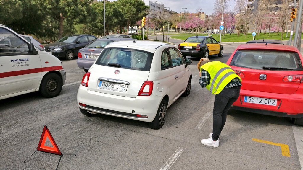 davidbelzunce's tweet photo. Dani y yo tenemos una nueva afición que es pinchar las ruedas del coche. #hobby https://t.co/i3dS4X2rD8