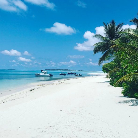 Aujourd'hui : 1e modèle de la collection Monpetitbikini x <a href="/noholita/">NOHOLITA</a> et on vous dévoilera les 1eres photos de notre shooting aux Maldives 😉 !