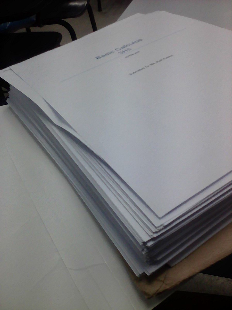 mariamelizza_'s tweet image. Exam na bukas pero ganito karami ang kaharap ko 😭😂 #BasicCalculus