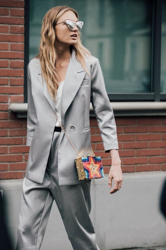 AlmaAlessandra's tweet photo. #streetstyle #totalgrey #distressed https://t.co/Kt98PPeSMx