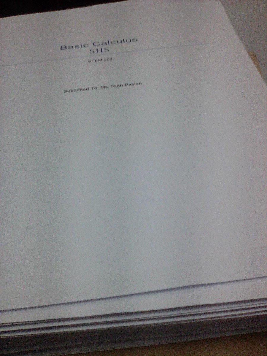 mariamelizza_'s tweet image. Exam na bukas pero ganito karami ang kaharap ko 😭😂 #BasicCalculus