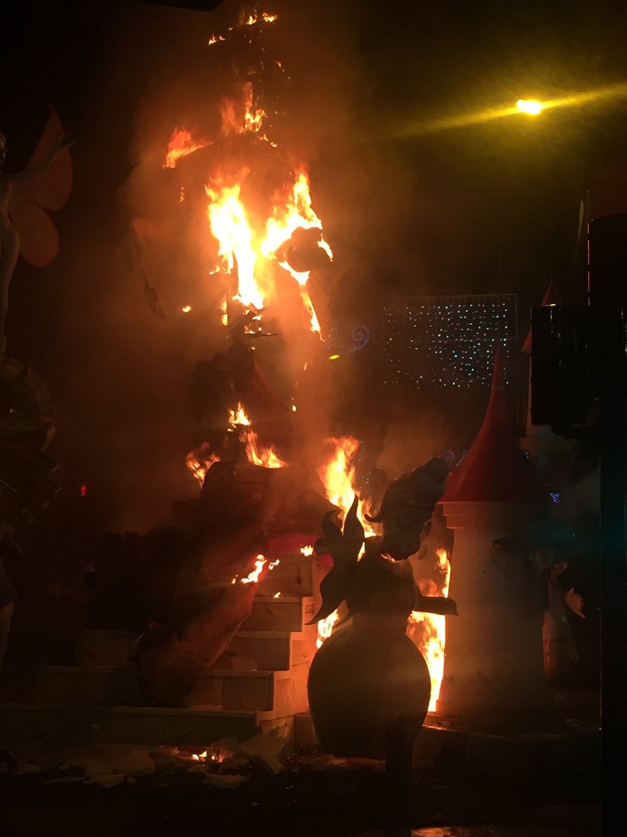 FallaLaRavalera's tweet photo. Així van arribar a la fi unes falles increibles! 💥🔥❤️ #Falles2017 #FallesBurriana17 #FallaBarriLaRavalera https://t.co/QDPecWv0zk
