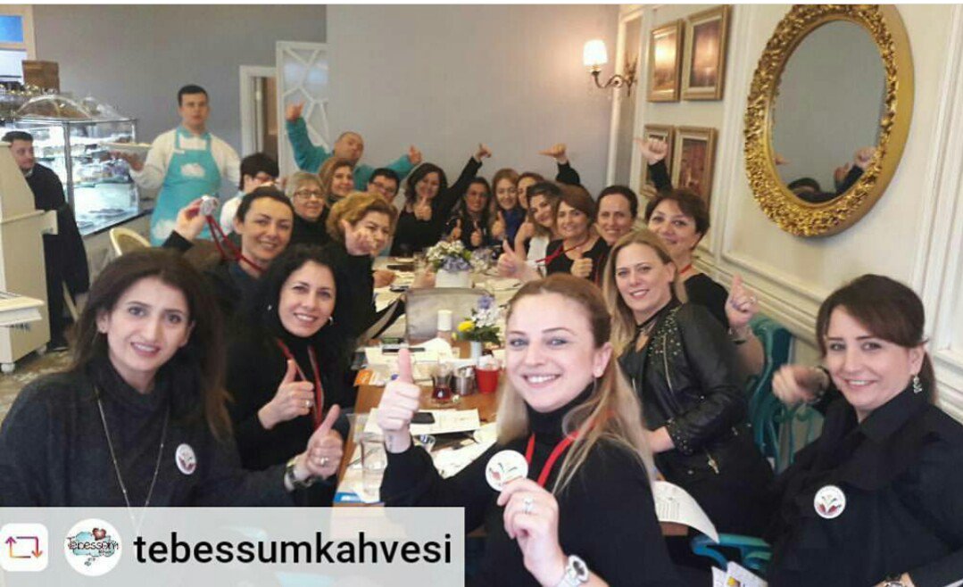 TomurcukGon's tweet photo. Tomurcuk Vakfı Gönüllü Anneleri Topllantısı #üsküdar #tebessüm kahvesinde gerçekleşti. #downsendromu #Downsyndrome İşte bizim ekip... https://t.co/bYjGYIRdap