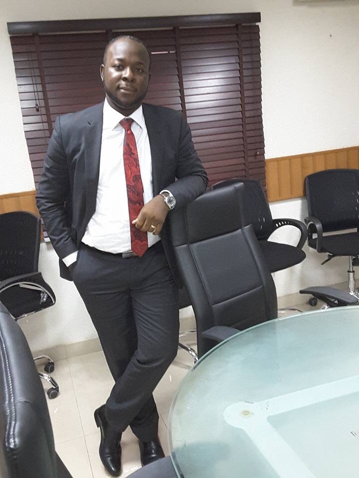 Dacosta9110's tweet image. Your sincerely as a Pump attendant in 1999 and as a Finance Manager in 2017. Don&apos;t give up on your dreams.