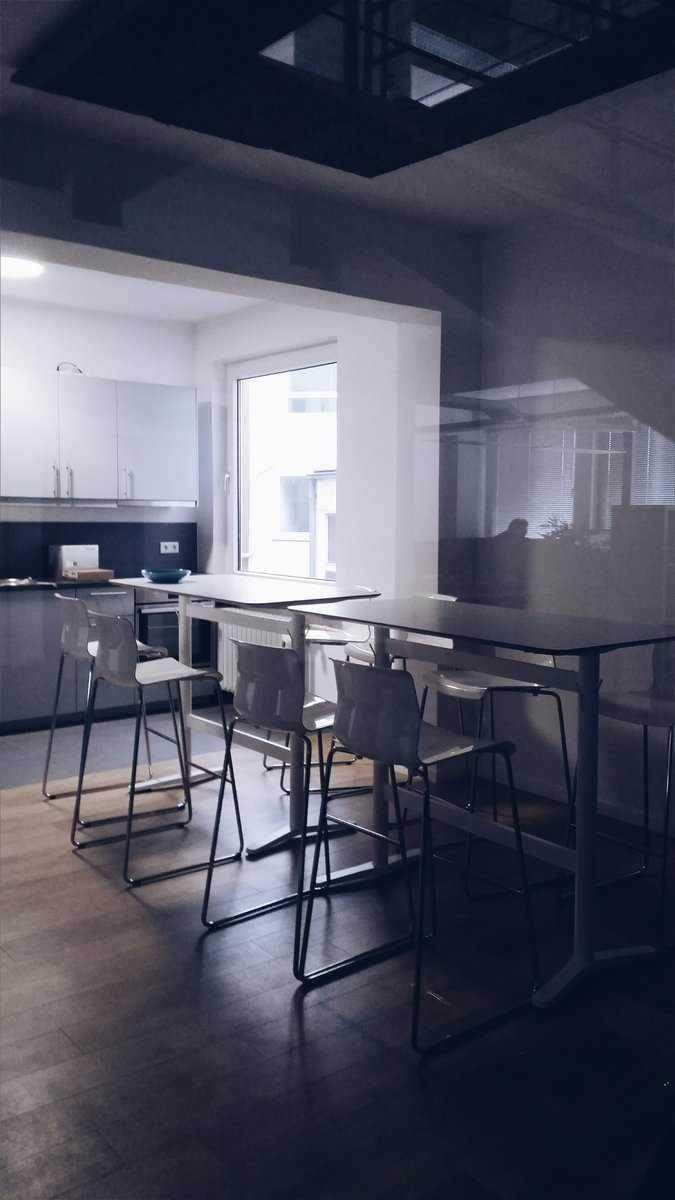 wigitalnatives's tweet photo. Unsere Küchenlounge. Eat, chill, work. #officesituation #teambuilding #agenturalltag #onlinemarketing #WorkLifeBalance https://t.co/uZoT193tIZ
