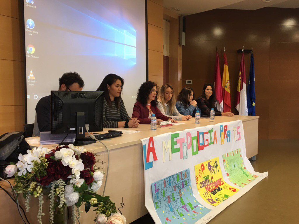 TalaSocial's tweet photo. Ya estamos celebrando la Jornada del día del TS. Presentación por nuestra decana @Vicentarodm y alumnado https://t.co/B4DWFzStMs
