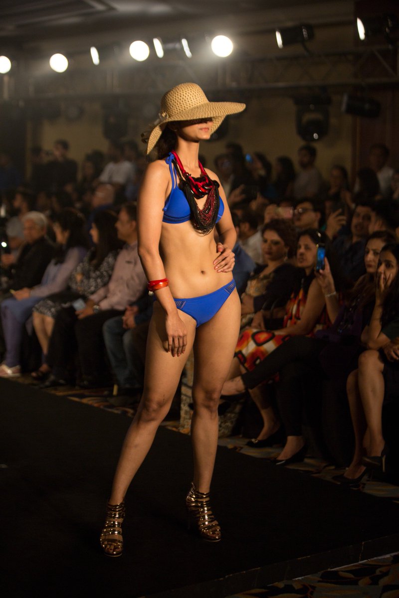 Magnifiofficial's tweet photo. Meenakshi Dixit as the showstopper for Mona Shroff at #IIFW
Click here to start video shopping- https://t.co/MVA3CF3uTw
#TochItOwnIt https://t.co/coUEQbWocQ