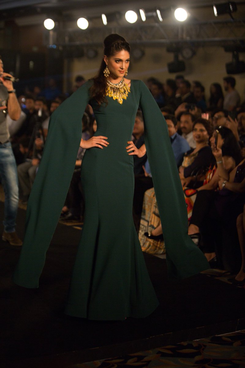 Magnifiofficial's tweet photo. Meenakshi Dixit as the showstopper for Mona Shroff at #IIFW
Click here to start video shopping- https://t.co/MVA3CF3uTw
#TochItOwnIt https://t.co/coUEQbWocQ