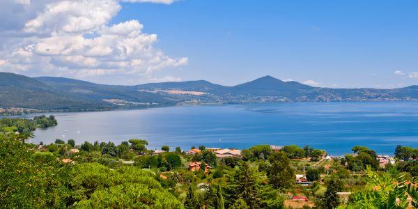 greenMe_it's tweet photo. Il lago di Bracciano sta scomparendo: un disastro ambientale silenzioso #openlake - https://t.co/ExusgzJSX4 https://t.co/E3PoLl65bu