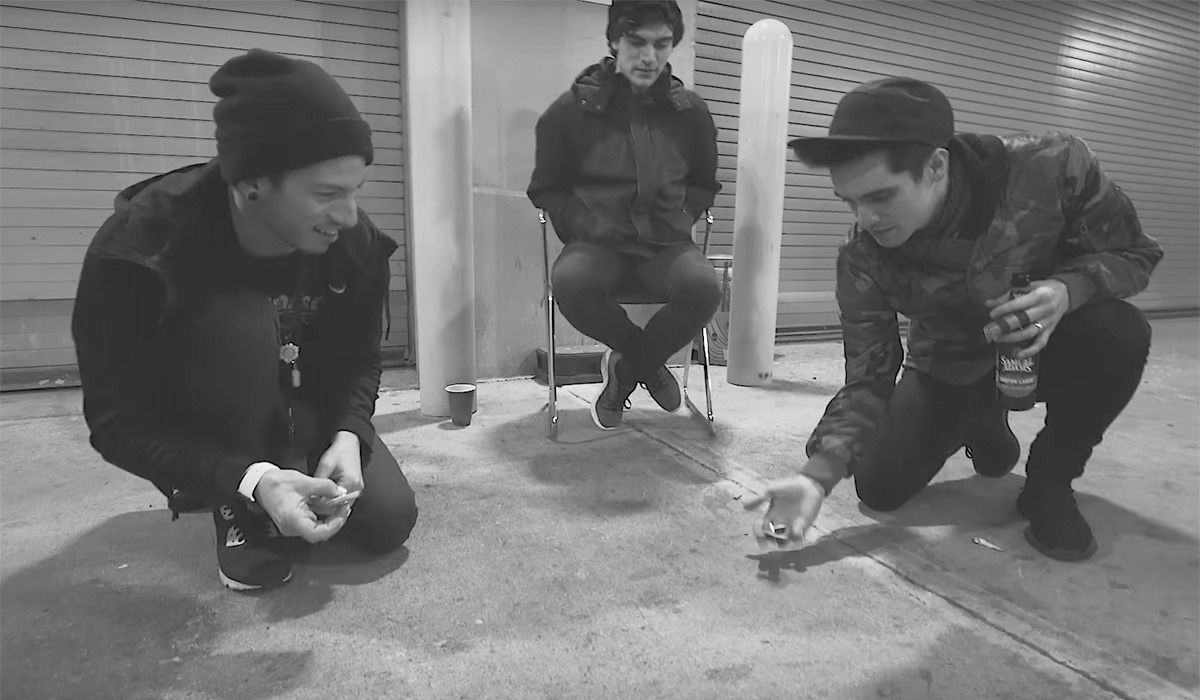 thebackstageweb's tweet photo. Esto es lo que pasa cuando Brendon Urie comparte backstage con Josh Dun 👏 👏 👏 https://t.co/Ci66eFs8gc @PATDSpain @21pilotsES https://t.co/l6vQPX4RDw