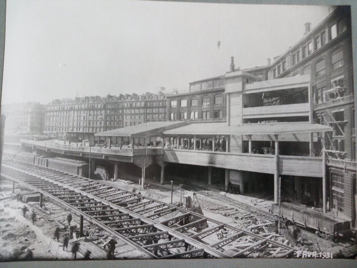 Railsethistoire's tweet photo. #BalconVert #Paris10 https://t.co/GYG2lCeRGr @ConnectGares La construction en 1931! collection @Railsethistoire https://t.co/ge3q2dlfgY https://t.co/DnDtosKoef