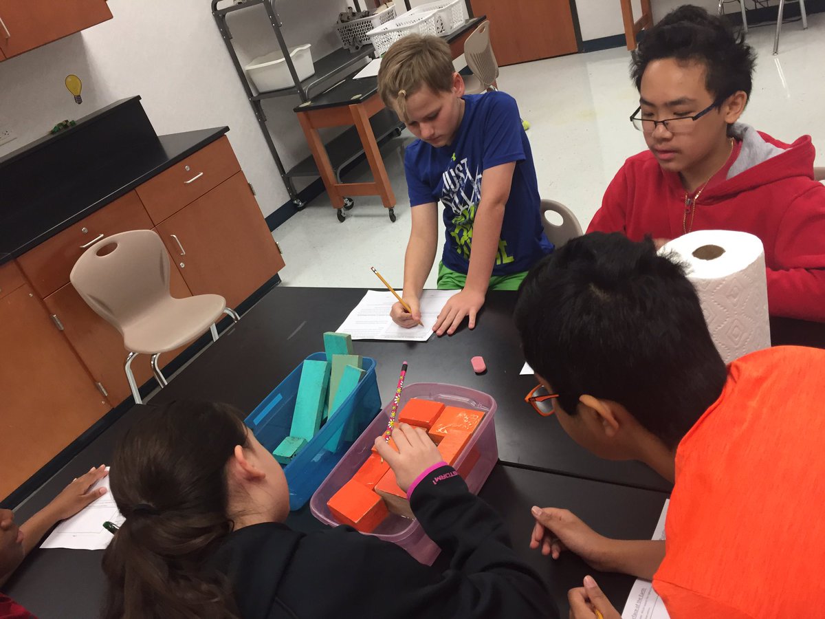 missjearly's tweet photo. Perot geologic outreach program today! 1st block #sciencerocks #grantinaction @olsonotters https://t.co/izFQZxcbAi