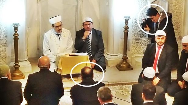 Rektör camiye fotoğrafçısıyla geldi ➤ buff.ly/2n9PLMt