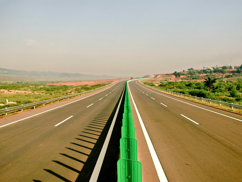 Kevrx's tweet photo. Entebbe Expressway-Uganda, 
(Length-53km, Lanes-4, Project Cost-$476m)

Vs

Thika Highway-Kenya, 
(Length-50km, Lanes-8, Project Cost-$360m) https://t.co/gqDkmT8lW2