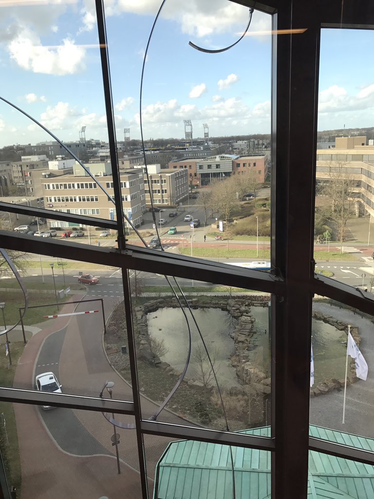 Kijk, het big mac stadion (ofzo) vanuit een andere hoek, de ziekenboeg