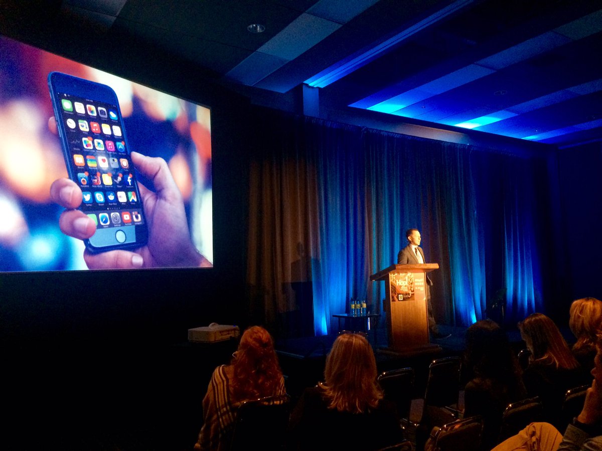 CQCD_Express's tweet photo. #hop17 #innovation Le numérique au service de l'expérience client @alexhenault #Quebecor #QuebecorMedia https://t.co/QfjtnAV8VQ