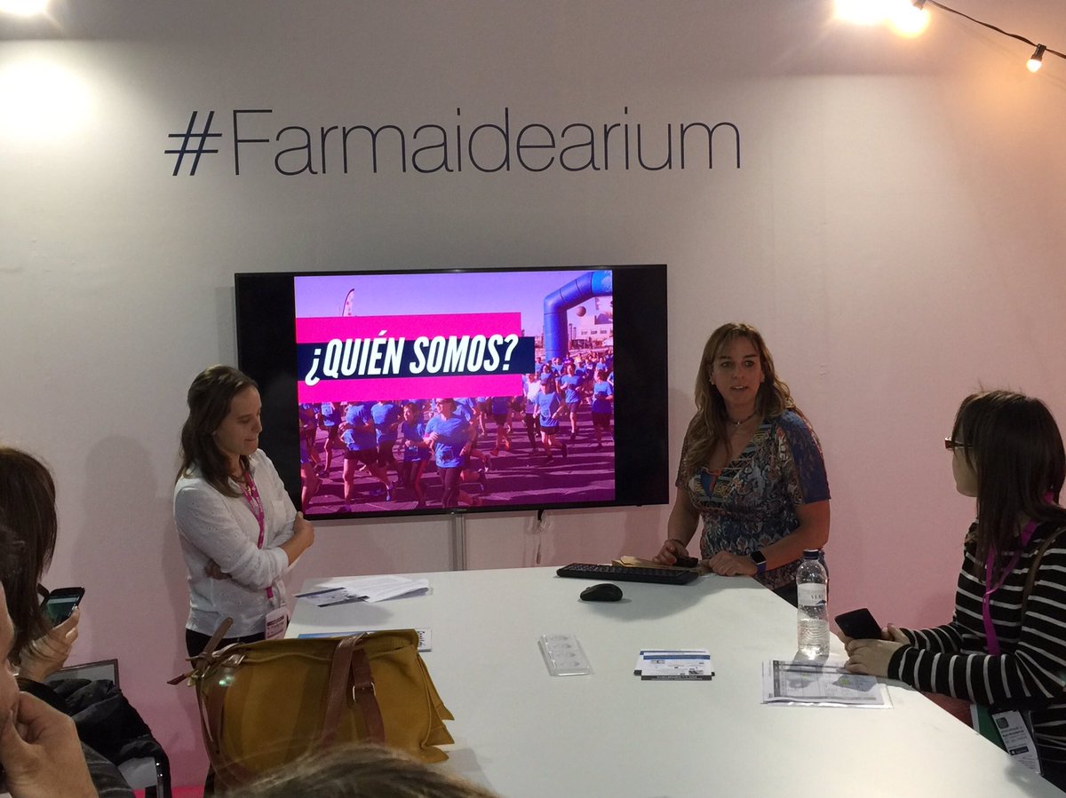 AnnaPareVidal's tweet photo. En #farmaidearium @farmaciamontane y @SusagnaLucas presentan grupo trabajo complementos alimenticios y deporte cofb #esportfarma #infarma https://t.co/3FKVcgDXzG