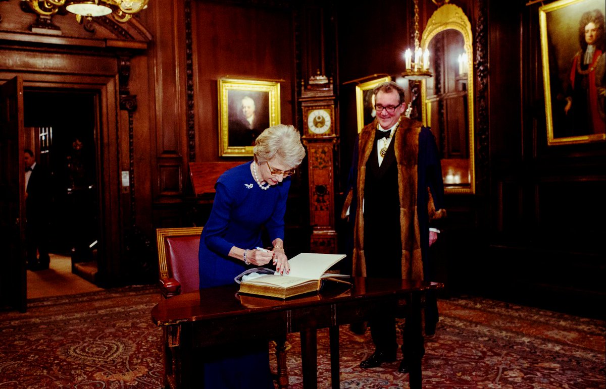 SearcysVintners's tweet photo. @SearcysVintners Duchess of Gloucester signing the Visitors Book &amp; Military Band on our Musicians Balcony #tradition #unique @Searcys https://t.co/BGoGJUpXVy