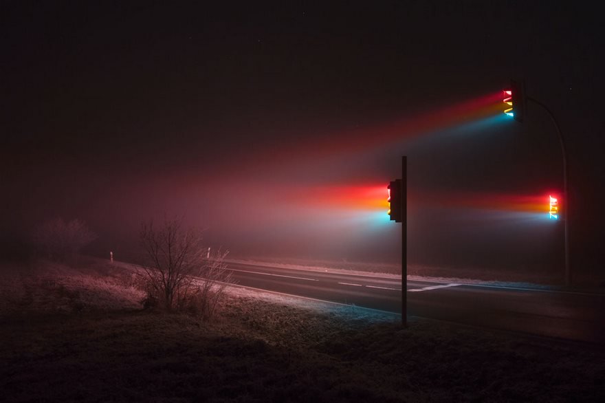 campus_pro's tweet photo. La belleza está ahí, sólo hay que saber verla, como estas #Fotogaleria de semaforos y niebla vía @BoredPandaES https://t.co/HKGkXwoSUW https://t.co/WqgJSWqe42