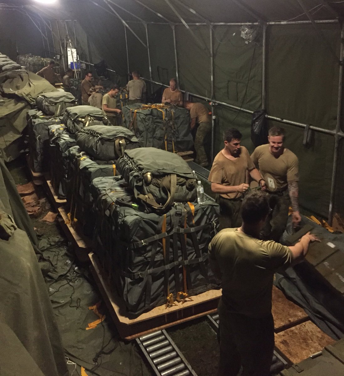Wal_Walford69's tweet photo. Ready to be dispatched, 176 AD Sqn #9FSB soldiers rig 60, simulated HADR, 1000kg loads as part of EX ET2 #readyrelevantregarded #17CSSBDE https://t.co/jwWeGYjCp3