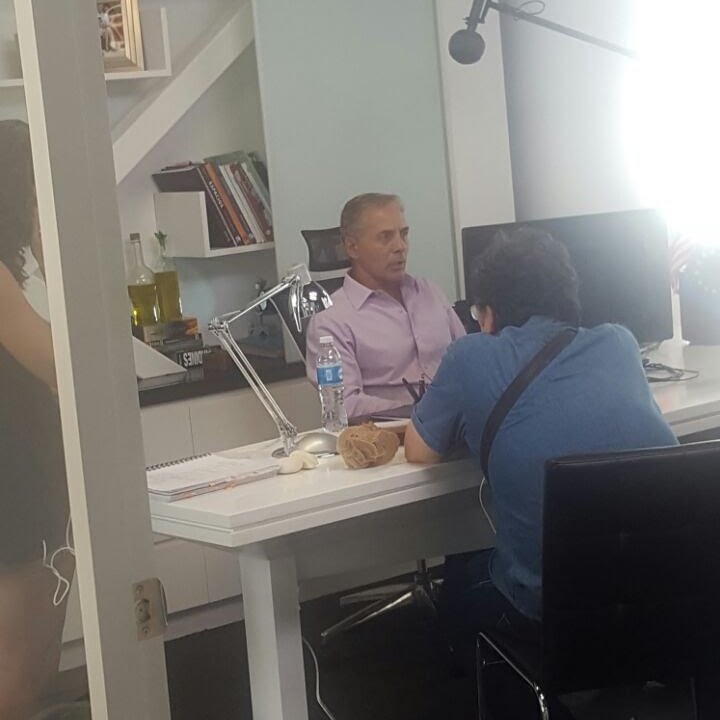 JavierGomez_'s tweet photo. En la filmación de #Entreolivos @EntreOlivosTV el.personaje de #MarioFuentes bajo la excelente dirección de #AntonioCuadri para @canalsur. https://t.co/lbHUWLRrW8