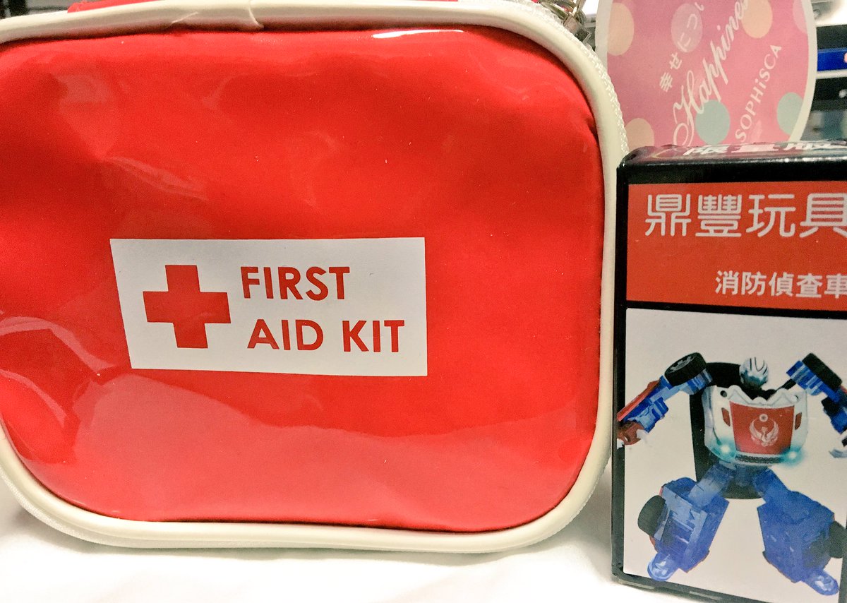 モツ Twitter પર ファーストエイドキットの中身 多分お菓子 絆創膏 赤い方は普通のチョコ だけど青い方はめっちゃミント 薬用クリームの缶にはミント臭の白いチョコ スプレッドって書いてあるけど固まってる シリンジはわからん 多分お菓子 T Co