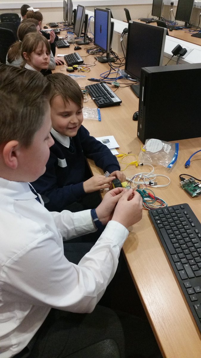 DdR333's tweet photo. @CAS_Manchester with fab @hodge_jo #funwithcomputing little #crumblebot monsters https://t.co/1JA1gFtvhU