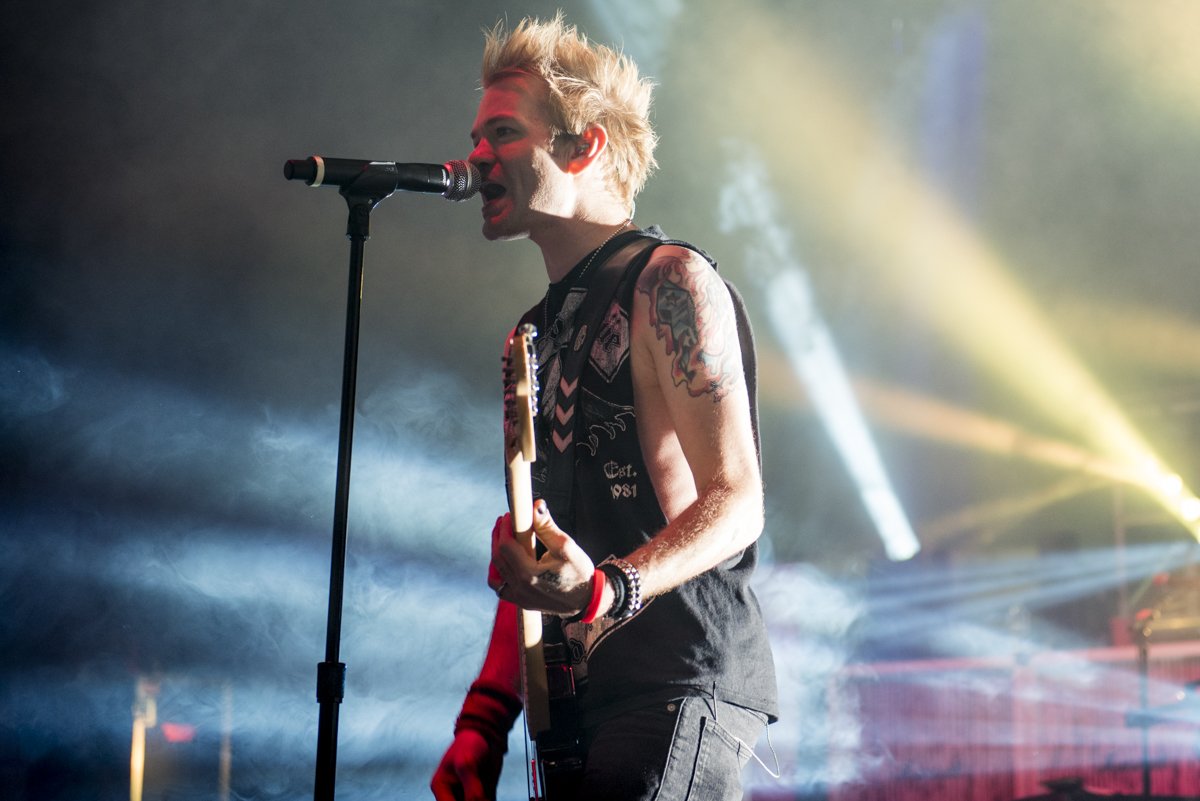 Happy birthday to Deryck Whibley of  Thanks for giving us an awesome show earlier this month!  