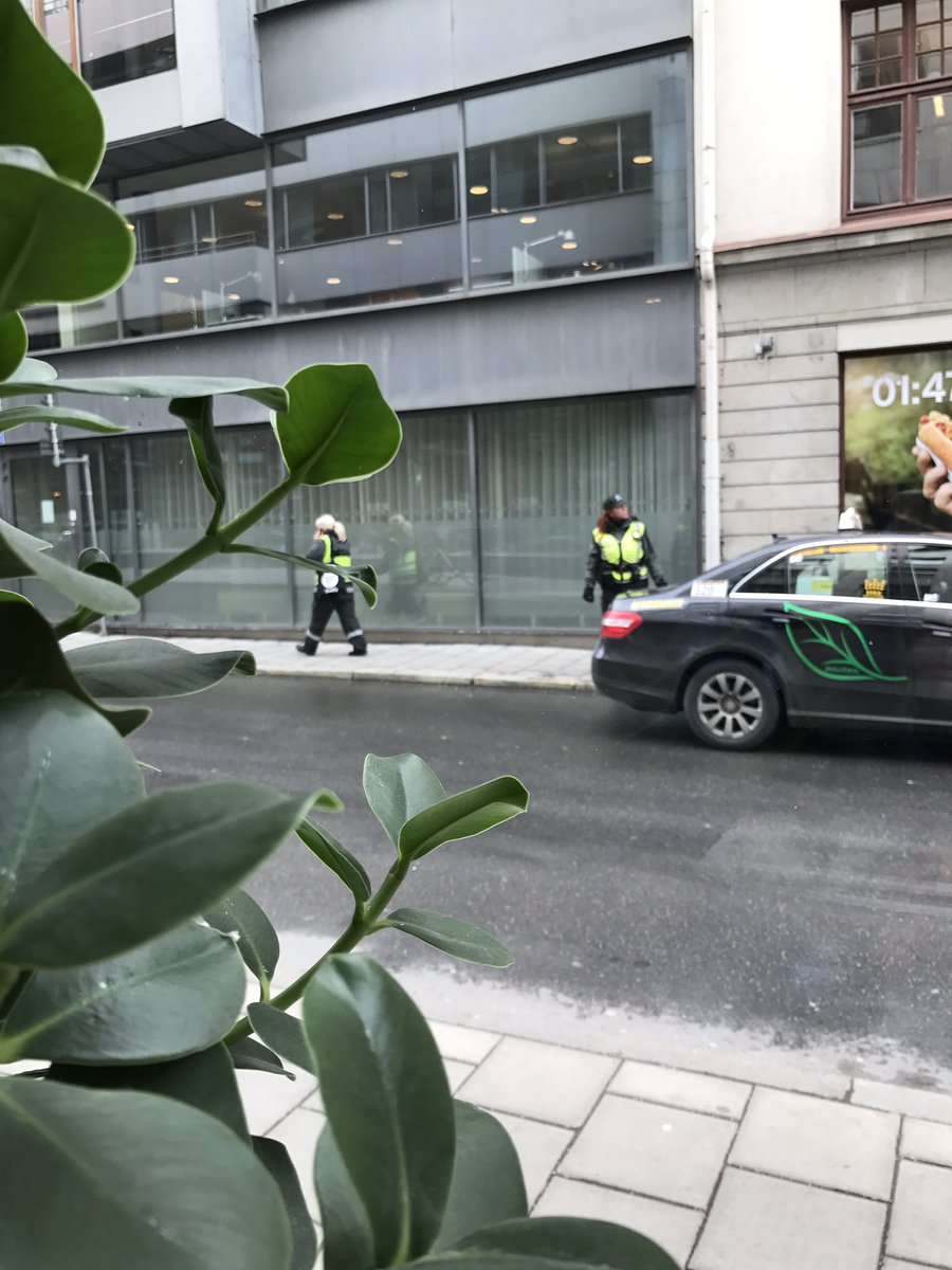 eriksterner's tweet photo. En kamouflerad bild, här attackerar västarna en ensamtaxi. Kämpa alla säger jag #pvakt https://t.co/lGLJb0XyHn
