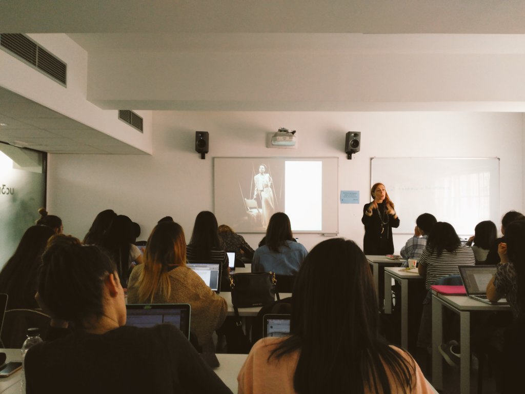 CreadoresACME's tweet photo. Hablamos de historia de la moda española con @MoraCharo y los alumnos del Máster en Comunicación de Moda y Belleza de @VogueSpain en @uc3m https://t.co/G2IOVnLaxU