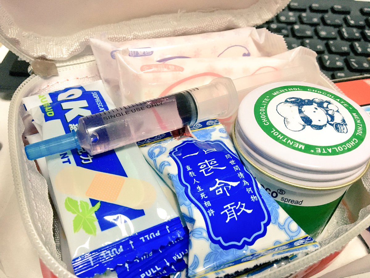 モツ Twitter પર ファーストエイドキットの中身 多分お菓子 絆創膏 赤い方は普通のチョコ だけど青い方はめっちゃミント 薬用クリームの缶にはミント臭の白いチョコ スプレッドって書いてあるけど固まってる シリンジはわからん 多分お菓子 T Co