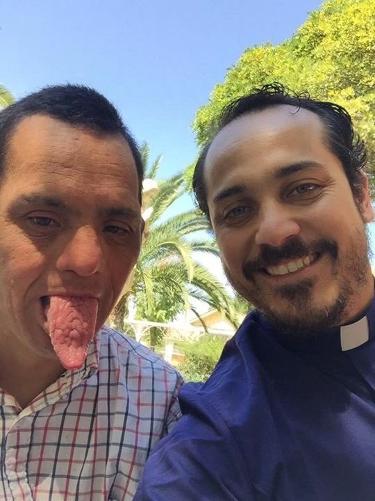 QuintanillaY's tweet photo. Con mi amigo Michael del Pequeño Cottolengo #Diamundialdelsindromededown https://t.co/F5ioGbAD93