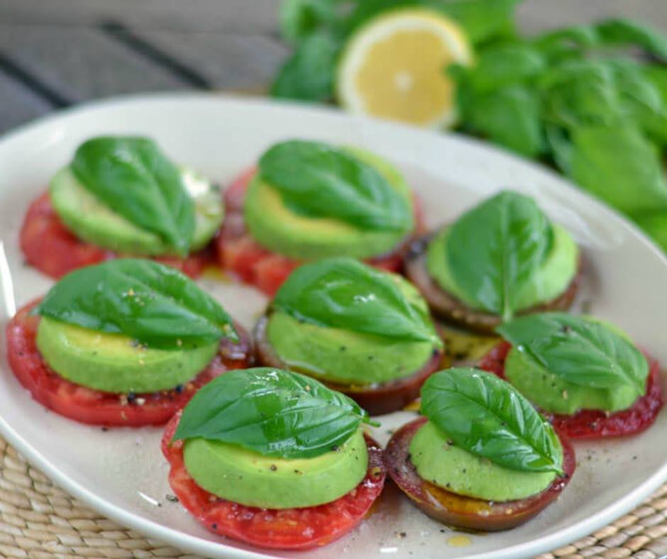IntWell_Center's tweet image. Layer tomato slices, avocado slices and basil leaves. Drizzle with #olive #oil and balsamic vinegar, drrichajoy.com