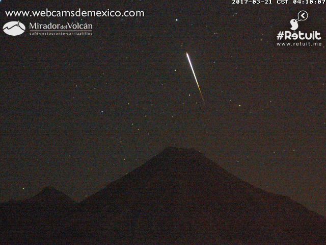 webcamsdemexico's tweet photo. ¡Buenos días! Mire qué belleza pasó a visitar al @Volcan_Colima  esta madrugada. Vista Laguna de Carrizalillos, vía @ReTuit_ https://t.co/yFKesCaXSs