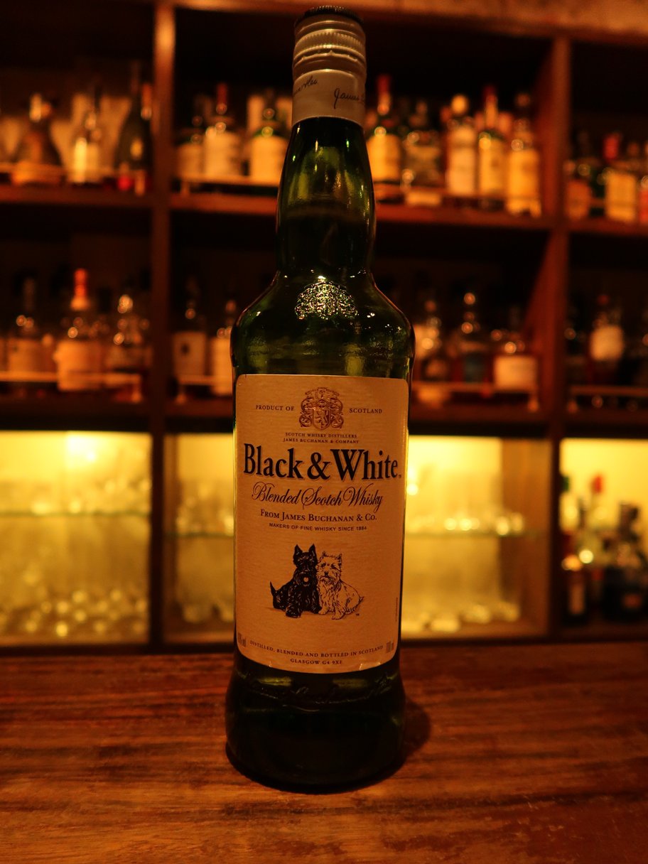 Bar Iggyのマスター 同じく第７話に登場した フラテと同じ黒い スコティッシュテリア がラベルに描かれているお酒はこちら ブレンデッドスコッチウイスキーの ブラック ホワイト とても飲みやすいスコッチです ちなみに白い方の犬種は ウエスト