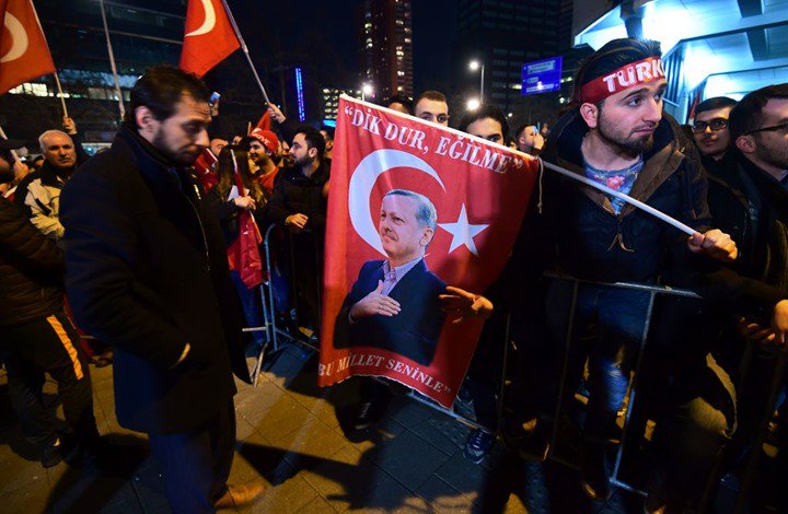 مصادر تركية: منع مسؤولين أتراك من المشاركة بتجمعات مؤيدة للتعديلات الدستورية في #ألمانيا
#تركيا #هولندا #أوروبا #الوطن