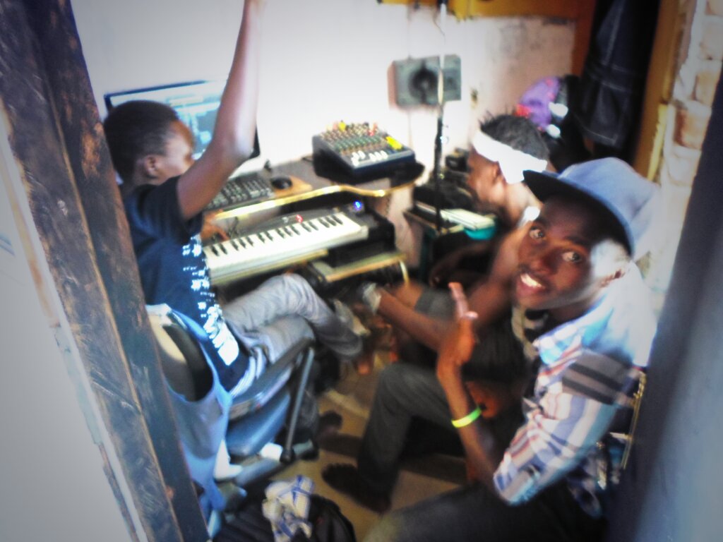 gzzadmusic's tweet photo. Chilling at #JamRecords with baddest producers ......#Hits #ComingSoon https://t.co/ae3TGrMA6Q
