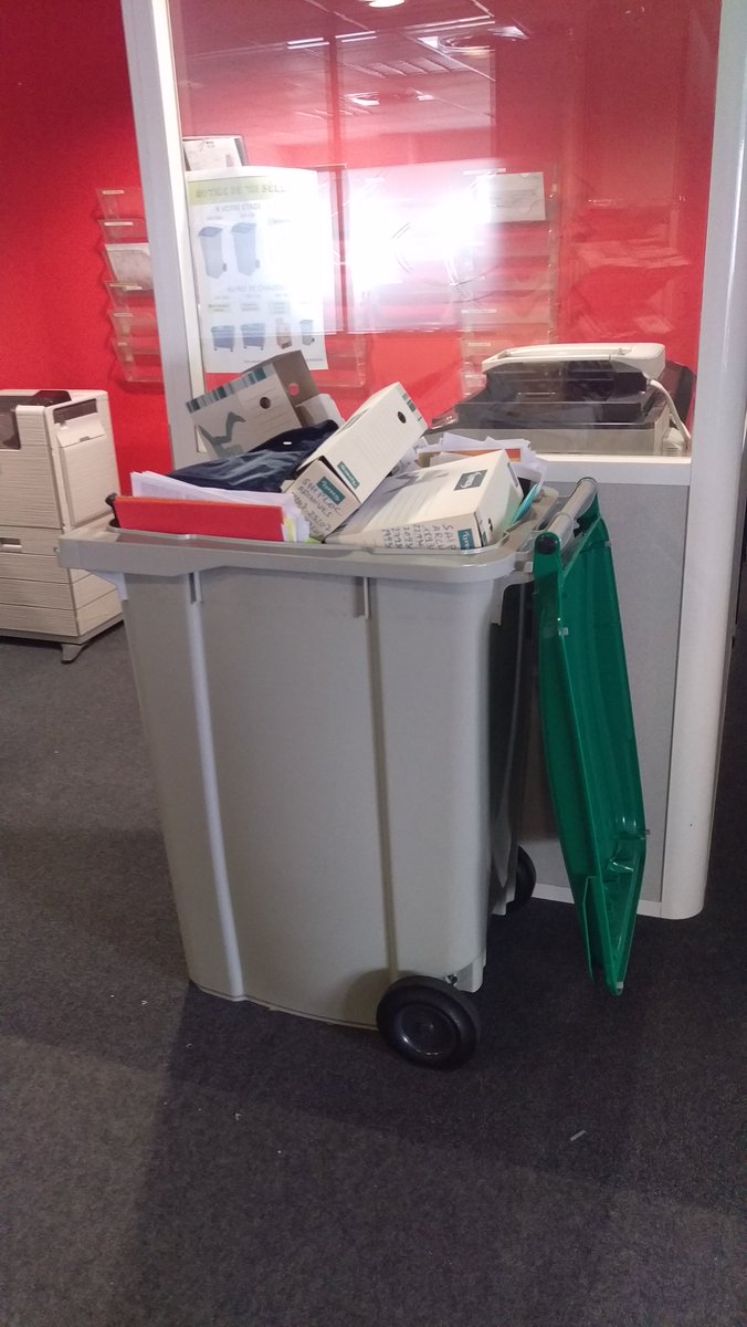 Greenburo_SCOP's tweet photo. #jmrb2017 @CLS_Group plus de 5 tonnes de papiers recyclés grâce à l'opération VideBuro en partenariat @EMATOPIE 
#recyclage #emploi #ESS https://t.co/P1iXqpLrUH