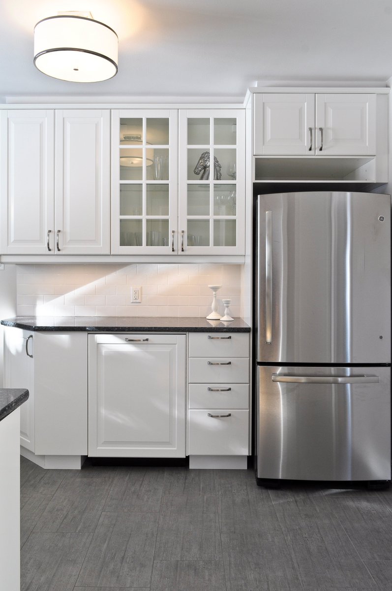 BlackWalnutKB's tweet photo. A touch of glass cabinetry can make a small kitchen feel bigger and  at the same time, allow you to display your cherished things. https://t.co/9T0hRb4w7c