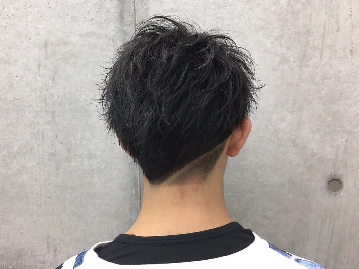 mine_19921115's tweet photo. レイヤーの入ったスタイルに片方だけ浅めな刈り上げと、ラインを入れてアシメに🙃

起点をずらしてみても面白い😊 https://t.co/BlL8h872si