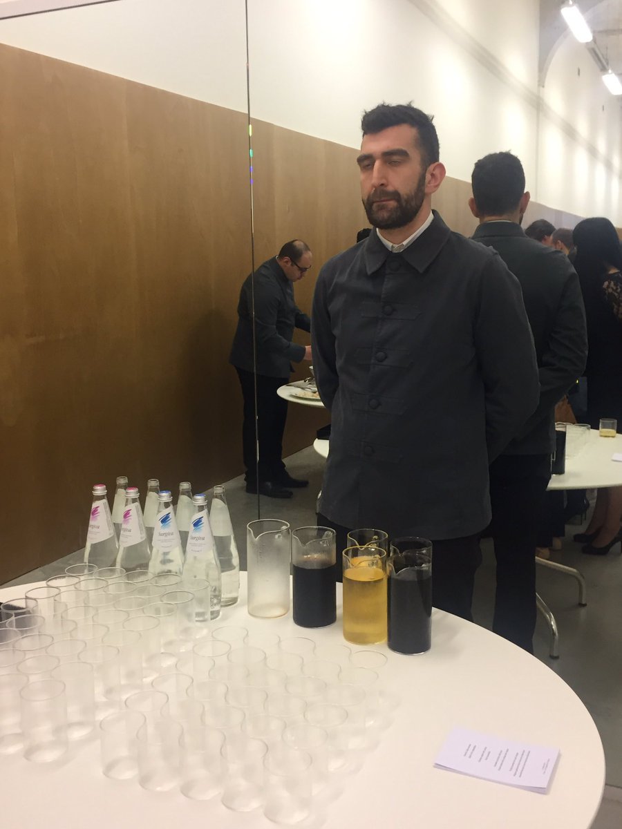 Cool! Solo a un buffet di Prada trovi l'acqua magnificata e i vini sfusi in brocca #surgivamonamour #gestalt @shapingafuture #displacement