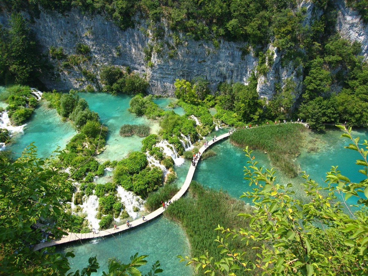 europapress's tweet photo. Los 10 mejores parques naturales y bosques de Europa, en el #DíaInternacionalDeLosBosques https://t.co/ZUfLc7o58W https://t.co/2BTUqV3GEy