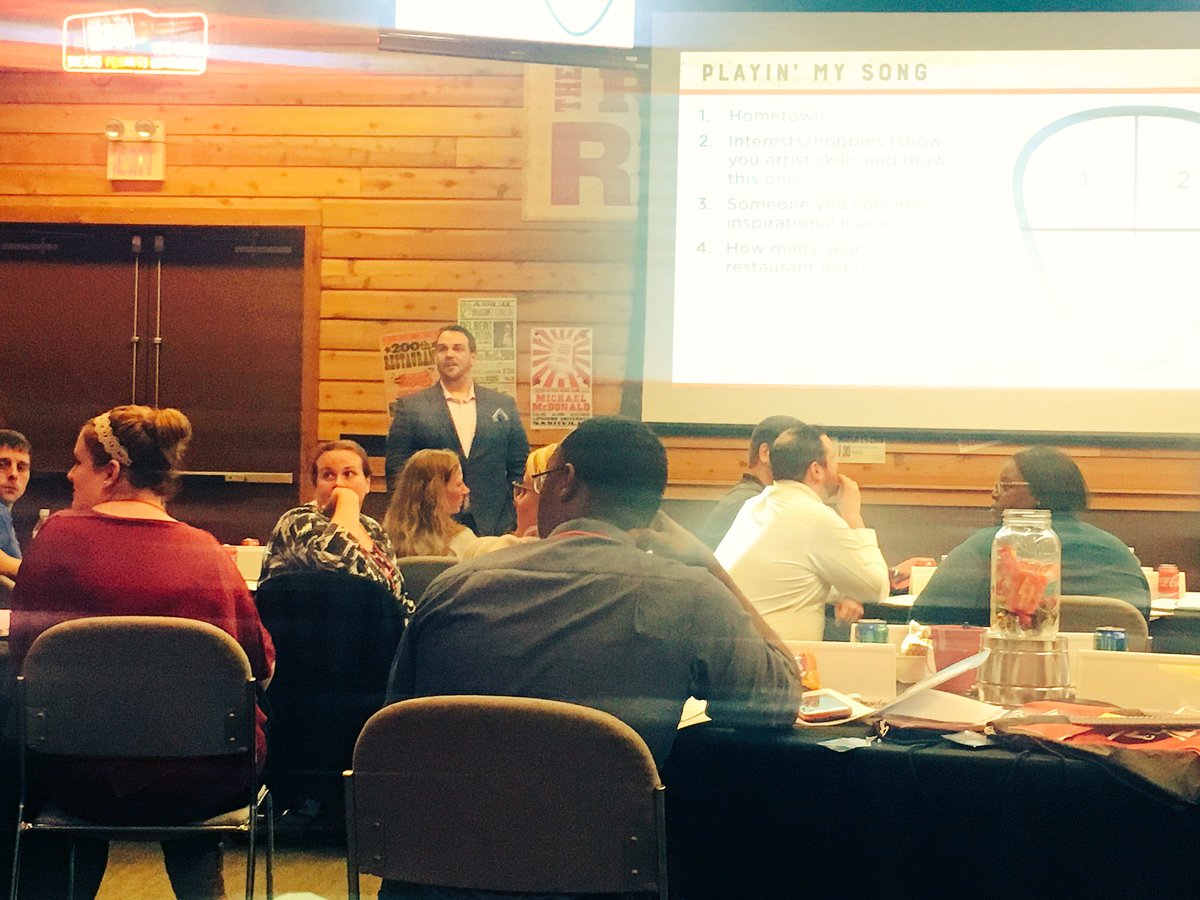 christine99_98's tweet photo. MIT Class! L&amp;D Leadership Team inspiring our newest Logan's Managers on Day 1! This week is going to be amazing! https://t.co/H4W5O665ir