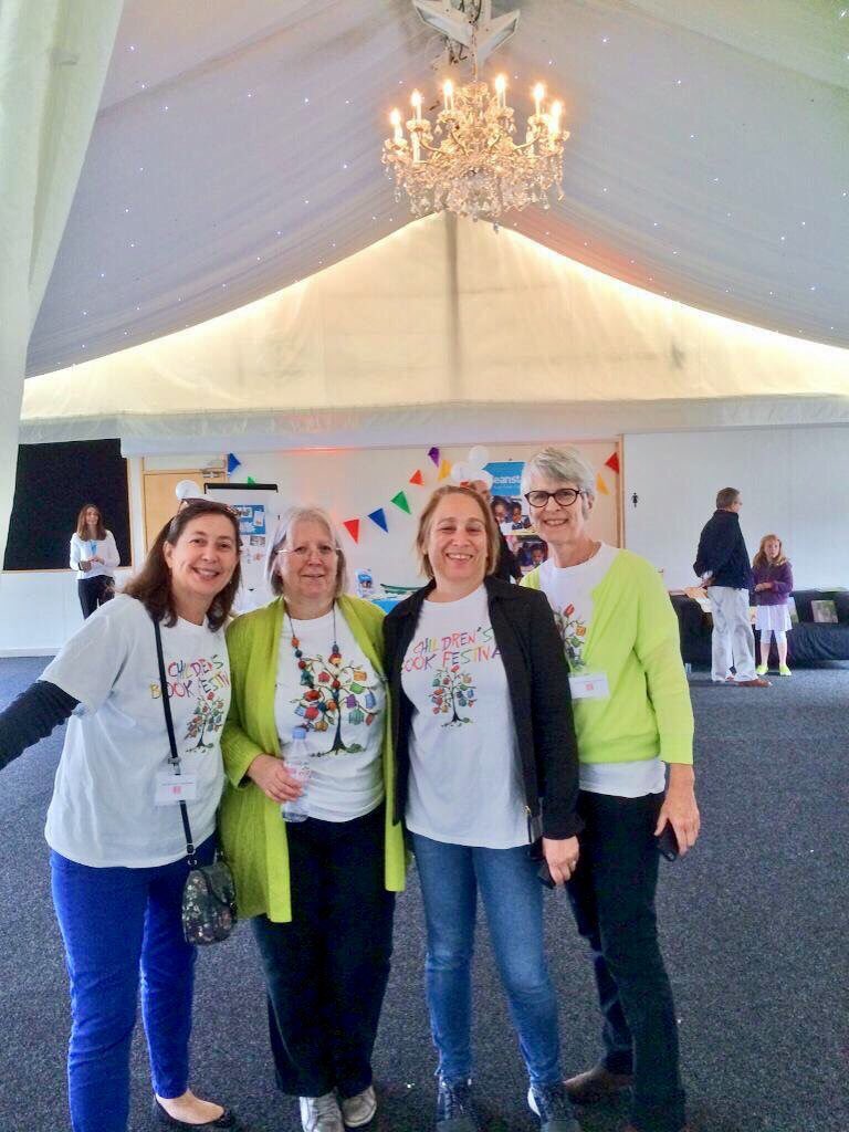 📚🎪🎨thanking the lovely <a href="/readingj/">Reading Journal</a> @CAllwright @lizxstratton <a href="/hoosbookfest/">Hooskidsbookfest</a> awesome crew for a delicious Italian supper &amp; fab eve together! 💫✨🎉