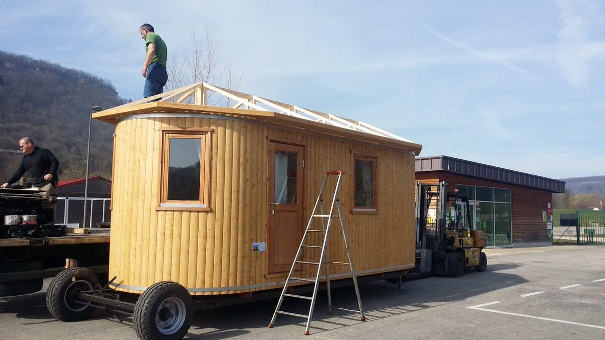 feelyne_'s tweet photo. #nouvellearrivee suite déchargement artistique et création d'une toiture https://t.co/8yLzlBdfsc