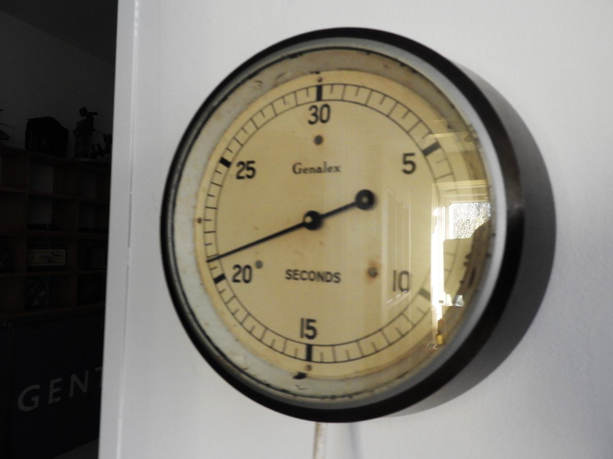 boxofsurprises's tweet image. For the dark room back in the day #genalex #Bakelite #1940s #timer #vintagephoto #darkroom They're now being turned into clocks #antiques