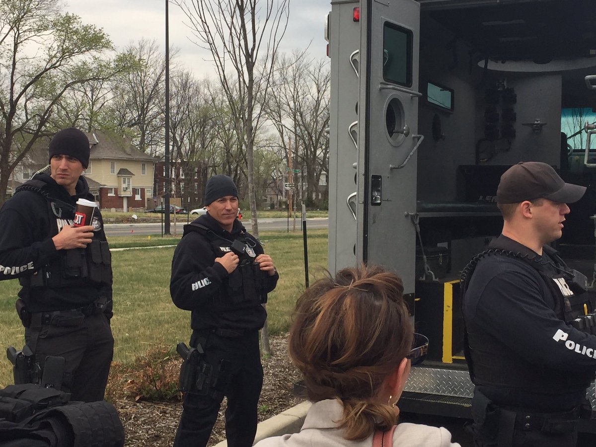 knn9127's tweet photo. I feel safer in KC already...enjoying SWAT team realness @KCPoliceDept with @CenturionsKC #dundunkc https://t.co/z64qwT2IX5